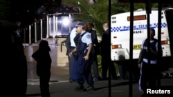 Polisi mengawasi dan berjaga-jaga di luar kantor polisi New South Wales di Parramatta, pinggiran kota Sydney, Australia (2/10). (Reuters/David Gray)