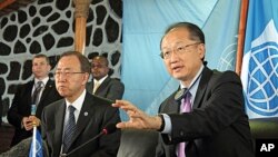 World Bank President Jim Yong Kim (r) during a press conference with U.N. Secretary-General Ban Ki-moon in Goma, eastern Congo, May 23, 2013. 