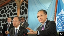 Sekjen PBB Ban Ki-moon (kiri) dan Presiden Bank Dunia Jim Yong Kim memberikan konferensi pers di kota Goma, Kongo, Kamis (23/5). 