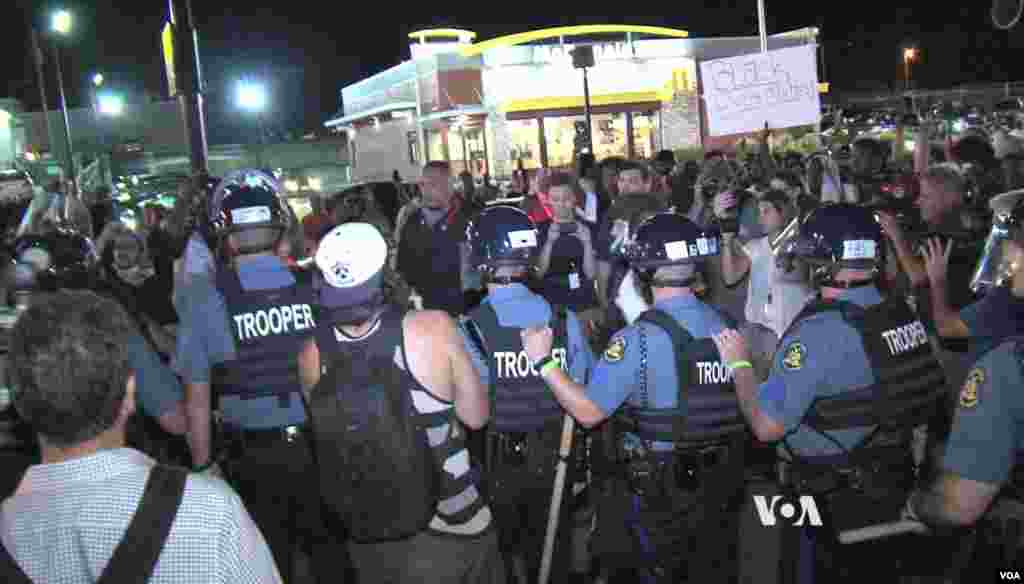 Les policiers dans une rue à Ferguson, Missouri, 10 août 2015.&nbsp;