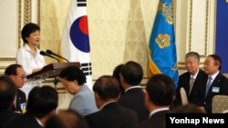 박근혜 한국 대통령이 20일 청와대 영빈관에서 열린 민주평통 간부위원 간담회에서 인사말을 하고 있다.