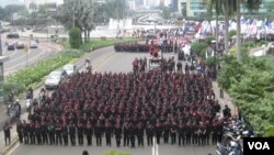 Peringatan Hari Buruh Sedunia pada 1 Mei 2013, ribuan buruh tutup ruas Jl MH Thamrin menuju Istana Merdeka. (VOA/Andylala Waluyo)