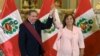 La presidenta de Perú, Dina Boluarte, y el líder de la oposición de Venezuela, Edmundo González, saludan tras una ceremonia en Lima, Perú, el 29 de enero de 2025.