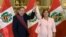La presidenta de Perú, Dina Boluarte, y el líder de la oposición de Venezuela, Edmundo González, saludan tras una ceremonia en Lima, Perú, el 29 de enero de 2025.