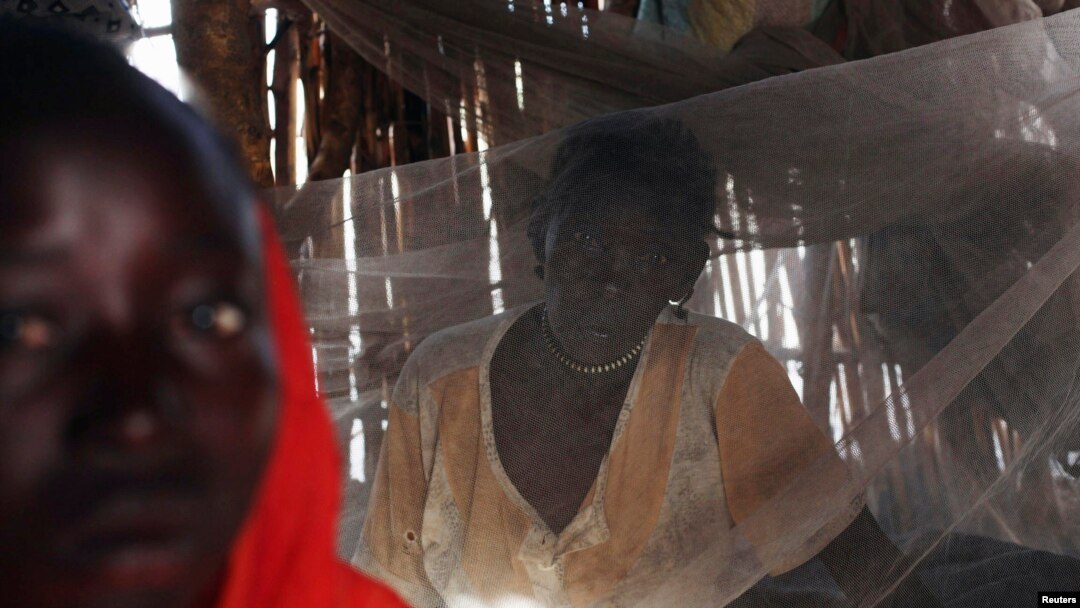 Seorang perempuan Sudan yang menderita malaria duduk di tempat perawatan "darurat" di dalam rumahnya di Golo, Fashoda, Sudan (foto: ilustrasi). 