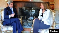 U.S. Secretary of State John Kerry (L) talks to Israeli Justice Minister Tzipi Livni during their meeting at the U.S. Ambassador's residence in Rome, May 8, 2013.