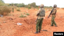 Des agents de sécurité déployés près du lieu où une bombe artisanale a explosé et tué plusieurs policiers à Garissa, Kenya, 24 mai 2017. 