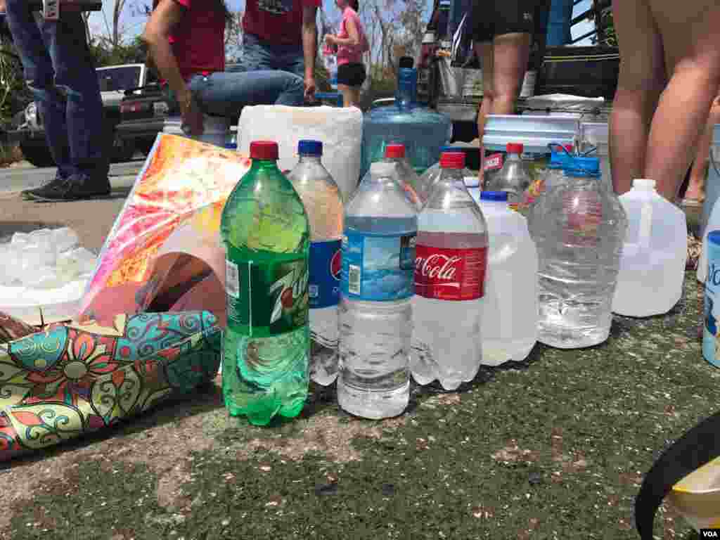 Residentes en Manatí, Puerto Rico, recogen agua de lluvia para aliviar la ausencia de agua potable y electricidad tras el paso del huracán María. (VOA/Celia Mendoza) &nbsp;