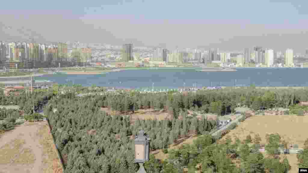 نمایی از دریاچه مصنوعی چیتگر تهران. عکس: مرضیه حیدرزاده