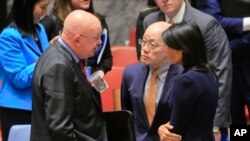 Duta Besar PBB Vasily Nebenzya dari Rusia (kiri), Liu Jieyi dari China (tengah), dan Nikki Haley dari A.S.,(kanan), berunding setelah pertemuan non-proliferasi Perserikatan Bangsa-Bangsa terkait Korea Utara, Senin 4 September 2017 di markas PBB. (AP Photo / Bebeto Matthews)