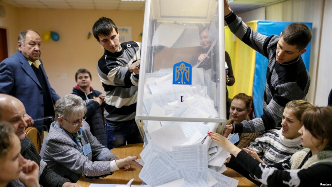 Perhitungan surat-surat suara di Kyiv, Ukraina hari Minggu (26/10).