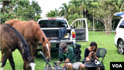 John Oliva y su esposa Laurie trabajan en el rodaje de un video para una pequeña empresa de decoración del hogar en Florida. Captura de video.