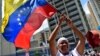 Una mujer simpatizante del presidente Nicolás Maduro ondea una bandera de Venezuela en un acto de cierre de campaña en Caracas.