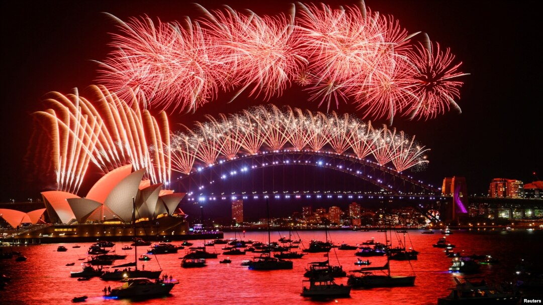 Kembang api terlihat di atas Pelabuhan Sydney saat perayaan Malam Tahun Baru di Sydney, Australia, 1 Januari 2022. (Foto: REUTERS/Jaimi Joy)
