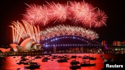 Pháo hoa mừng năm mới bừng sáng bên trên Cảng Sydney ở Sydney, Úc, ngày 1 tháng 1, 2022.