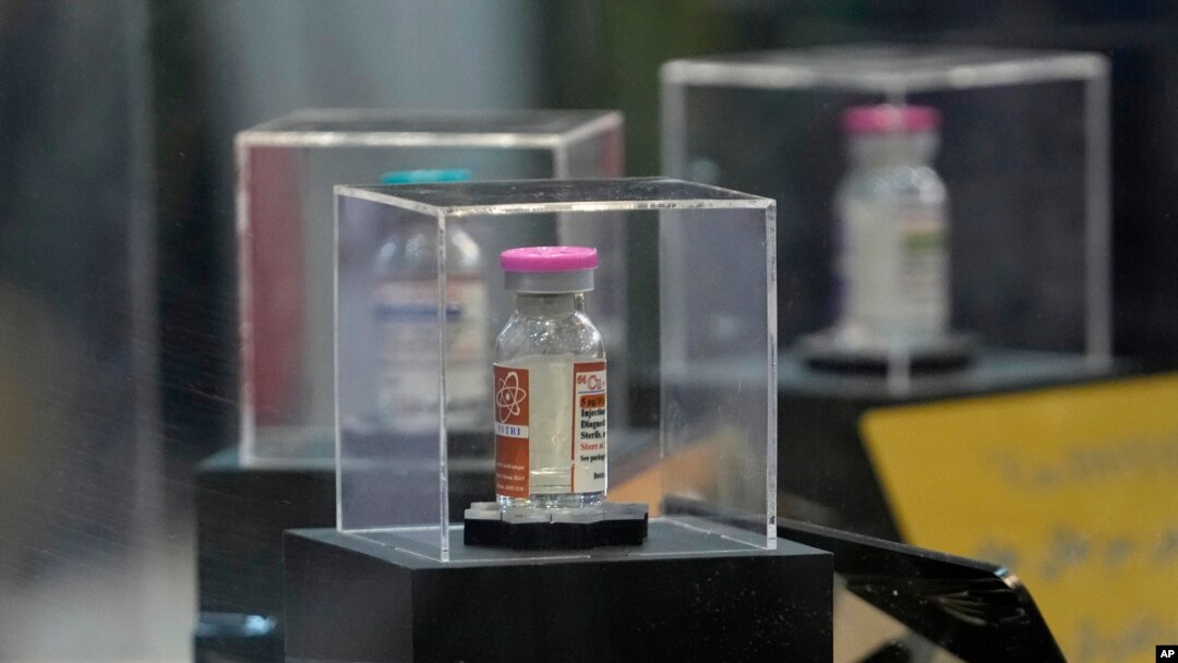 Sejumlah oabt-obatan yang dikembangkan dengan bantuan kekuatan nuklir ditampilkan dalam sebuah ekshibisi di Teheran, Iran, pada 12 Desember 2023. (Foto: AP/Vahid Salemi)