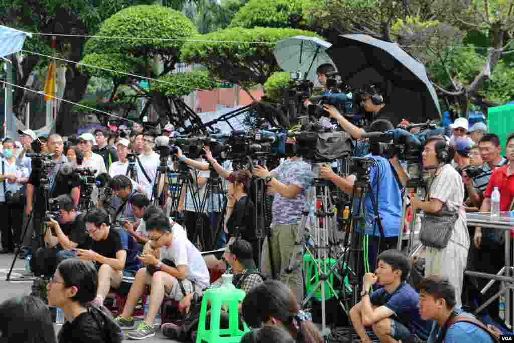 台湾民众星期天在台北的教育部门前示威游行，声援反对“黑箱课纲”的学生，要求教育部长下台。(2015年8月2日 杨明拍摄)