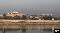 Kedutaan Besar AS di seberang Sungai Tigris, di Ibu Kota Irak, Baghdad, 3 Januari 2020. (Foto: AFP)