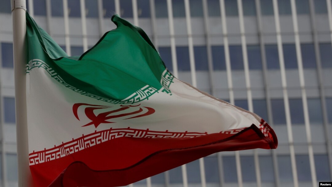 Bendera Iran berkibar di depan markas Badan Energi Atom Internasional (IAEA) di Wina, Austria 9 September 2019. (Foto: Reuters/Leonhard Foeger)