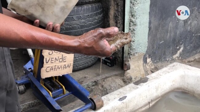 Las insólitas técnicas que aplican los venezolanos para reparar sus vehículos