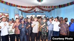 Kapolda Papua, Pangdam XVII Cenderawasih, Plt Gubernur Papua dan tokoh masyarakat melakukan pertemuan di Nduga, 29 Juni 2018. (Foto courtesy: Polda Papua).