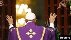 Le pape François ouvre la "porte sainte" dans la cathédrale de Bangui, le 29 novembre 2015. (REUTERS/Stefano Rellandini)