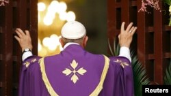 Le pape François ouvre la "porte sainte" dans la cathédrale de Bangui, le 29 novembre 2015. (REUTERS/Stefano Rellandini)