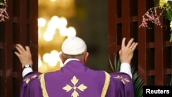 Le pape François ouvre la "porte sainte" dans la cathédrale de Bangui, le 29 novembre 2015. (REUTERS/Stefano Rellandini)