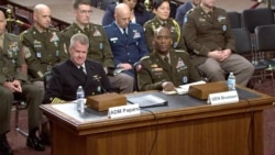 美国印太司令部司令塞缪尔·J·帕帕罗海军上将(前排左一)与泽维尔·T·布伦森上将(前排左二)出席美国参议院军事委员会听证会。(2026年4月21日)