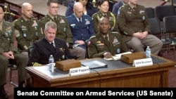 美国印太司令部司令塞缪尔·J·帕帕罗海军上将(前排左一)与泽维尔·T·布伦森上将(前排左二)出席美国参议院军事委员会听证会。(2026年4月21日)