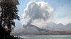 Abu vulkanik tampak keluar dari dalam kaldera Gunung Rinjani (di mana terdapat gunung Barujari) di Pulau Lombok, provinsi Nusa Tenggara Barat pada 25 Oktober 2015 lalu (foto: Lalu Edi/Antara untuk Reuters).