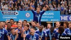 Football - Chelsea v Sunderland - Barclays Premier League - Stamford Bridge - 24/5/15Chelsea's Eden Hazard celebrates with team mates after winning the Barclays Premier LeagueAction Images via Reuters / Adam HoltLivepicEDITORIAL USE ONLY. No use with unau