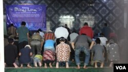 Penganut Ahmadiyah melaksanakan salat dzuhur berjamaah usai peringatan Isra Mi'raj di Bandung, Jawa Barat, Rabu (3/4/2019) siang. (VOA/Rio Tuasikal)