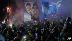 Fanáticos esperan la llegada de algunos de los jugadores argentinos para darles la bienvenida a casa después de ganar la Copa América de fútbol un día antes, Buenos Aires, Argentina, el 15 de julio de 2024.