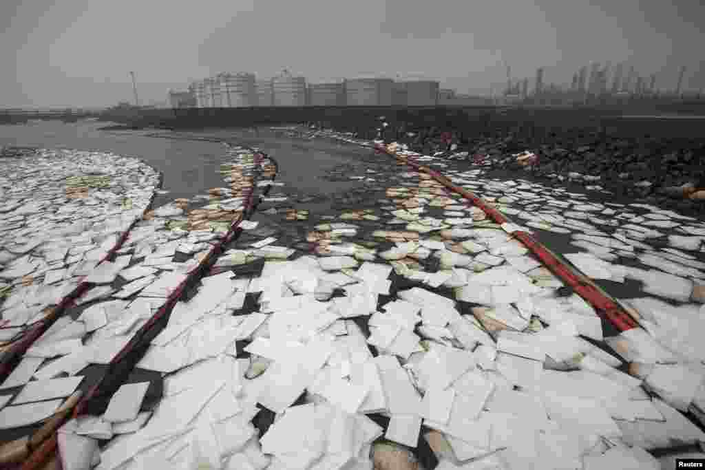 Oil fences to control leaked oil are seen after an explosion at a Sinopec Corp oil pipeline in Huangdao, Qingdao, Shandong Province. Crude pipelines have been shut-off in the eastern Chinese oil hub of Qingdao pending safety checks a day after a leak triggered a huge explosion that killed 47 people, a refinery official and state media said.