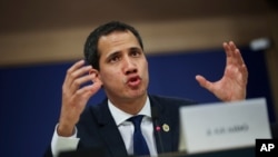 El líder de la oposición política de Venezuela, Juan Guaidó, habla con periodistas durante una conferencia de prensa conjunta con miembros del Parlamento Europeo en el Parlamento Europeo en Bruselas, el miércoles 22 de enero de 2020.