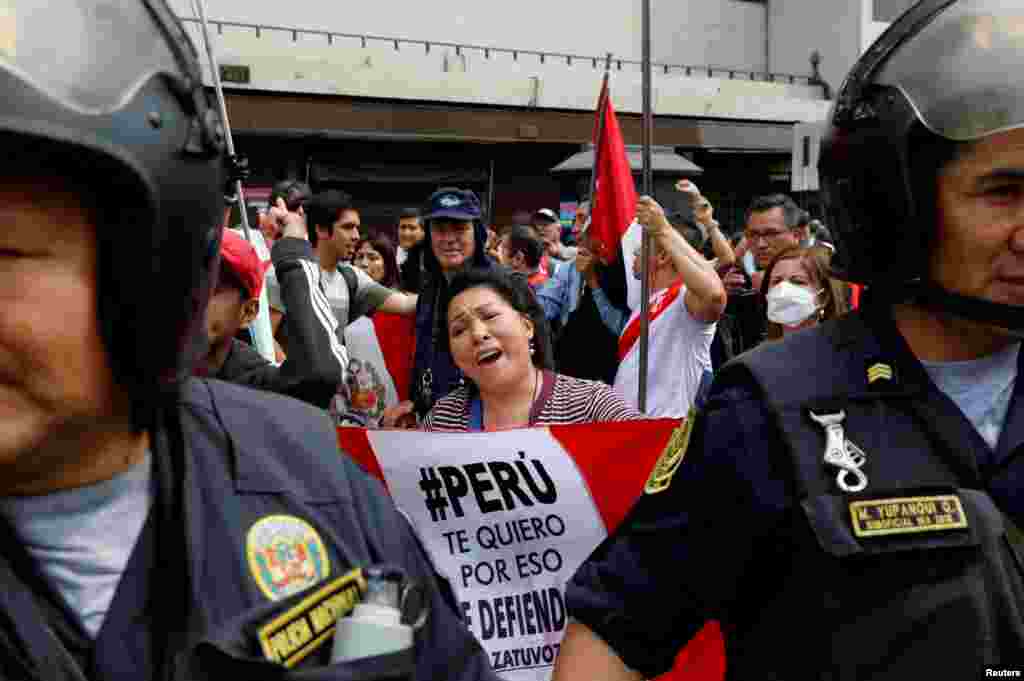 Policías montan guardia durante una protesta después de que el Congreso aprobara la destitución del presidente Pedro Castillo, en Lima, Perú, el 7 de diciembre de 2022. REUTERS/Alessandro Cinque&nbsp; Lea más aquí