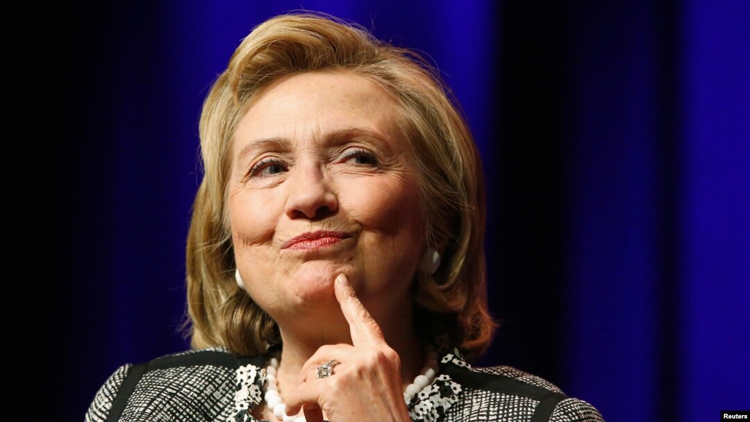 Reaksi Mantan Menteri Luar Negeri Amerika, Hillary Clinton, ketika mendengar pertanyaan yang diajukan dalam diskusi bukunya yang berjudul "Hard Choices: A Memoir" di George Washington University, Washington, 13 Juni 2014.