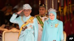 Quốc vương Abdullah Sultan Ahmad Shah của Malaysia bên cạnh Hoàng hậu Tunku Azizah Aminah Maimunah và Thủ tướng Mahathir Mohamad (giữa) trong buổi lễ chào mừng tại Nhà khách Chính phủ ở Kuala Lumpur hôm 31/1. 