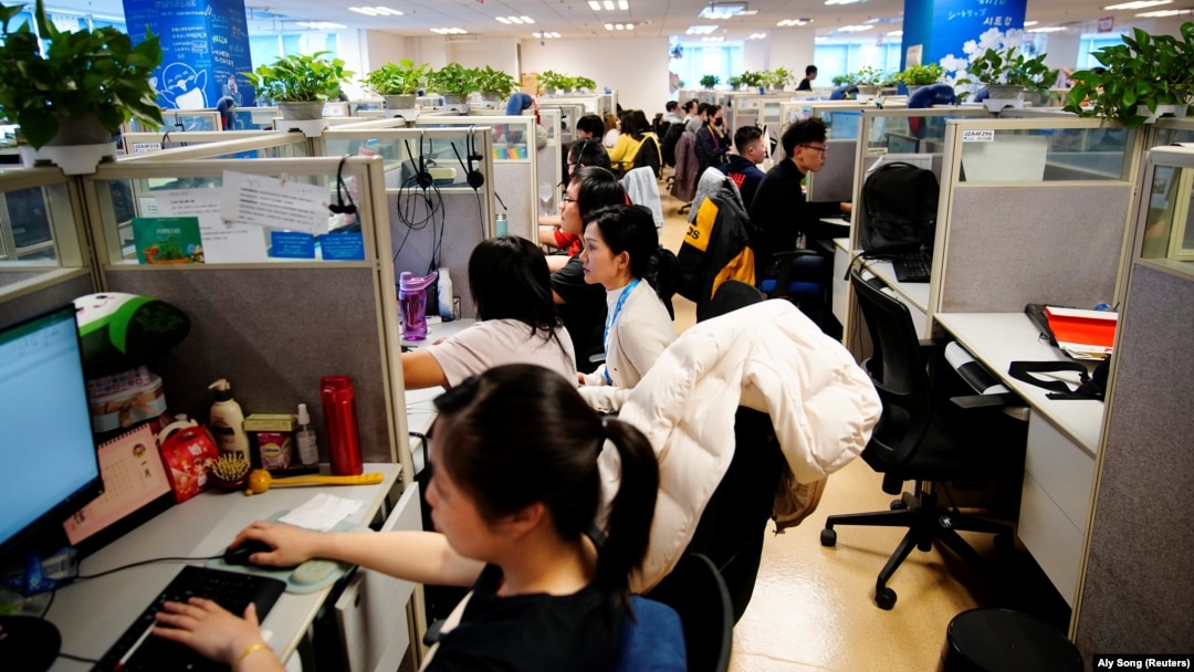 Karyawan bekerja di kantor perusahaan perjalanan online Ctrip.Com International Ltd di kantor pusatnya di Shanghai, selama tur media yang diselenggarakan pemerintah, setelah wabah COVID, China 14 Januari 2021. (Foto: REUTERS/Aly Song)