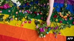 Des manifestants déposent des fleurs devant l'ambassade russe à Londres, le 2 juin 2017.