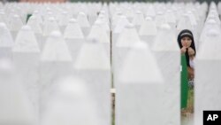 Merima Nukić na grobu svog oca, 11. jul 2013. 