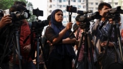 Protes di depan National Press Club setelah polisi menahan seorang jurnalis Prothom Alo, surat kabar harian lokal, menyusul penerbitan berita yang mengkritik kenaikan harga komoditas di Dhaka, Bangladesh, 30 Maret 2023. (Foto: Reuters)