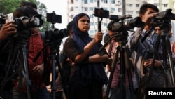 Protes di depan National Press Club setelah polisi menahan seorang jurnalis Prothom Alo, surat kabar harian lokal, menyusul penerbitan berita yang mengkritik kenaikan harga komoditas di Dhaka, Bangladesh, 30 Maret 2023. (Foto: Reuters)