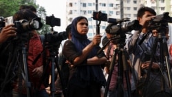 Para jurnalis meliput aksi protes anti pemerintah di Dhaka, Bangladesh (foto: dok). Bangladesh mencabut kredensial pers puluhan wartawan dalam tindakan "sensor" yang dikecam berbagai organisasi pro kebebasan pers. 