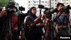 Para jurnalis meliput aksi protes anti pemerintah di Dhaka, Bangladesh (foto: dok). Bangladesh mencabut kredensial pers puluhan wartawan dalam tindakan "sensor" yang dikecam berbagai organisasi pro kebebasan pers. 