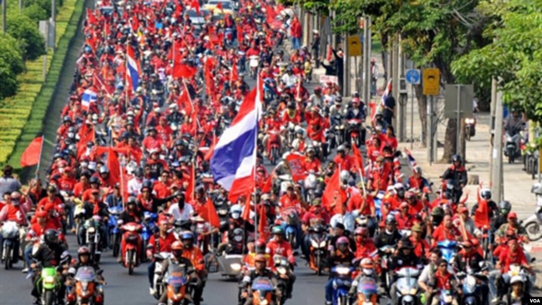 Ribuan demonstran anti pemerintah mengendarai motor pada sebuah pawai di Bangkok, 9 April 2010.