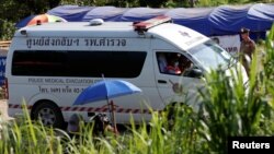 Mobil ambulans yang diperkirakan membawa anak-anak yang berhasil diselamatkan, meninggalkan komplek gua Tham Luang, provinsi Chiang Rai, Thailand utara, Senin (9/7). 