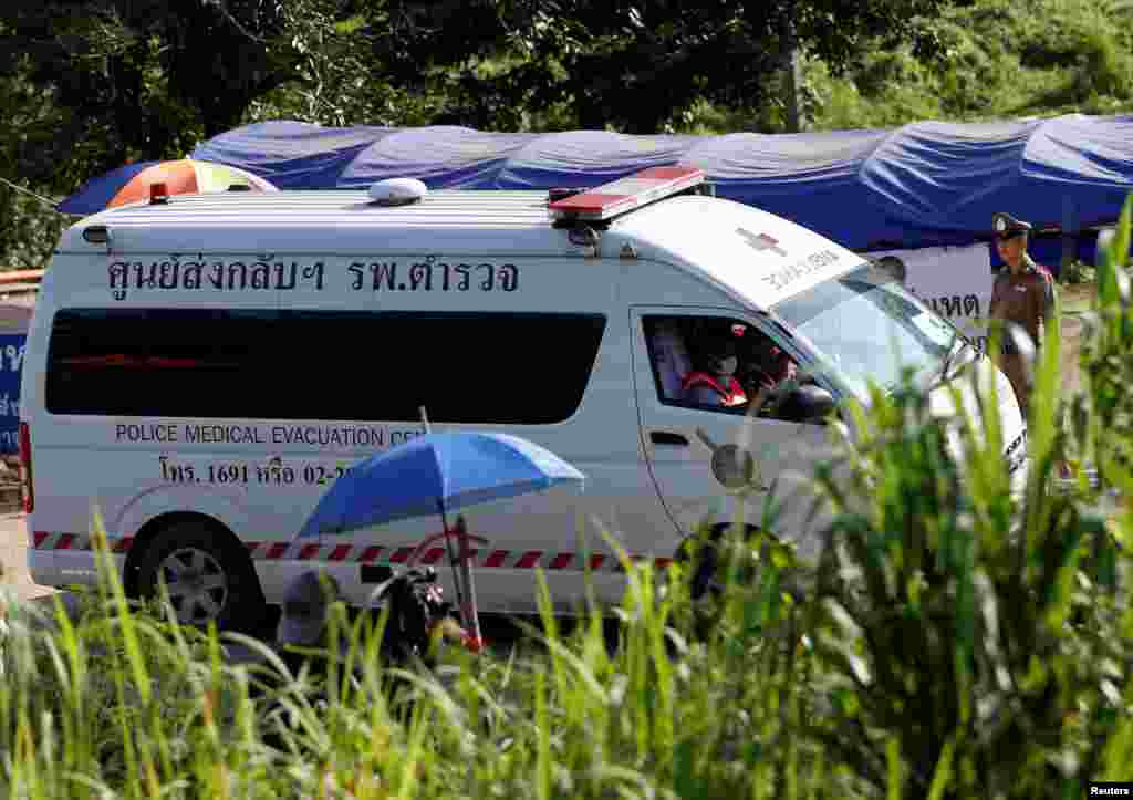 在第二日的救援行動中，一輛相信載著獲救少年的救護車離開泰國清萊岩洞範圍。