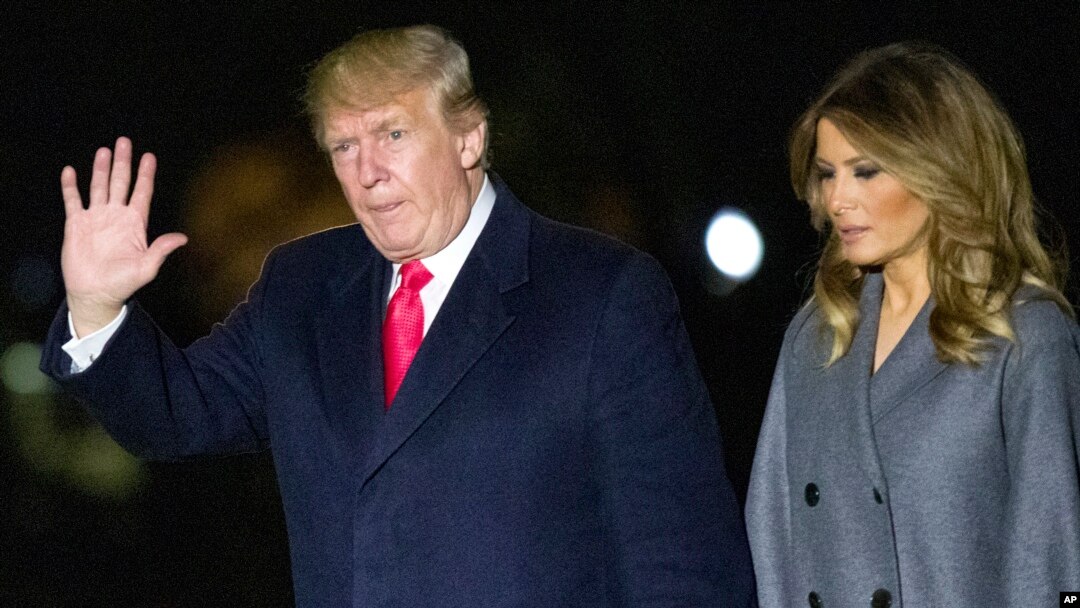 Presiden Trump bersama Ibu Negara AS, Milenia Trump, setibanya di Washington DC pasca melawat ke Perancis, 11 November 2018.